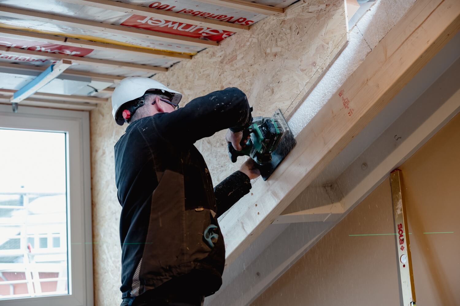 <p>De werkzaamheden omvatten het plaatsen van de prefab dakkapel, het waterdicht aansluiten op het bestaande dak, het aanbrengen van de benodigde dakbedekking en loodslabben, alsmede het uitvoeren van de constructieve bevestiging volgens geldende voorschriften.</p>