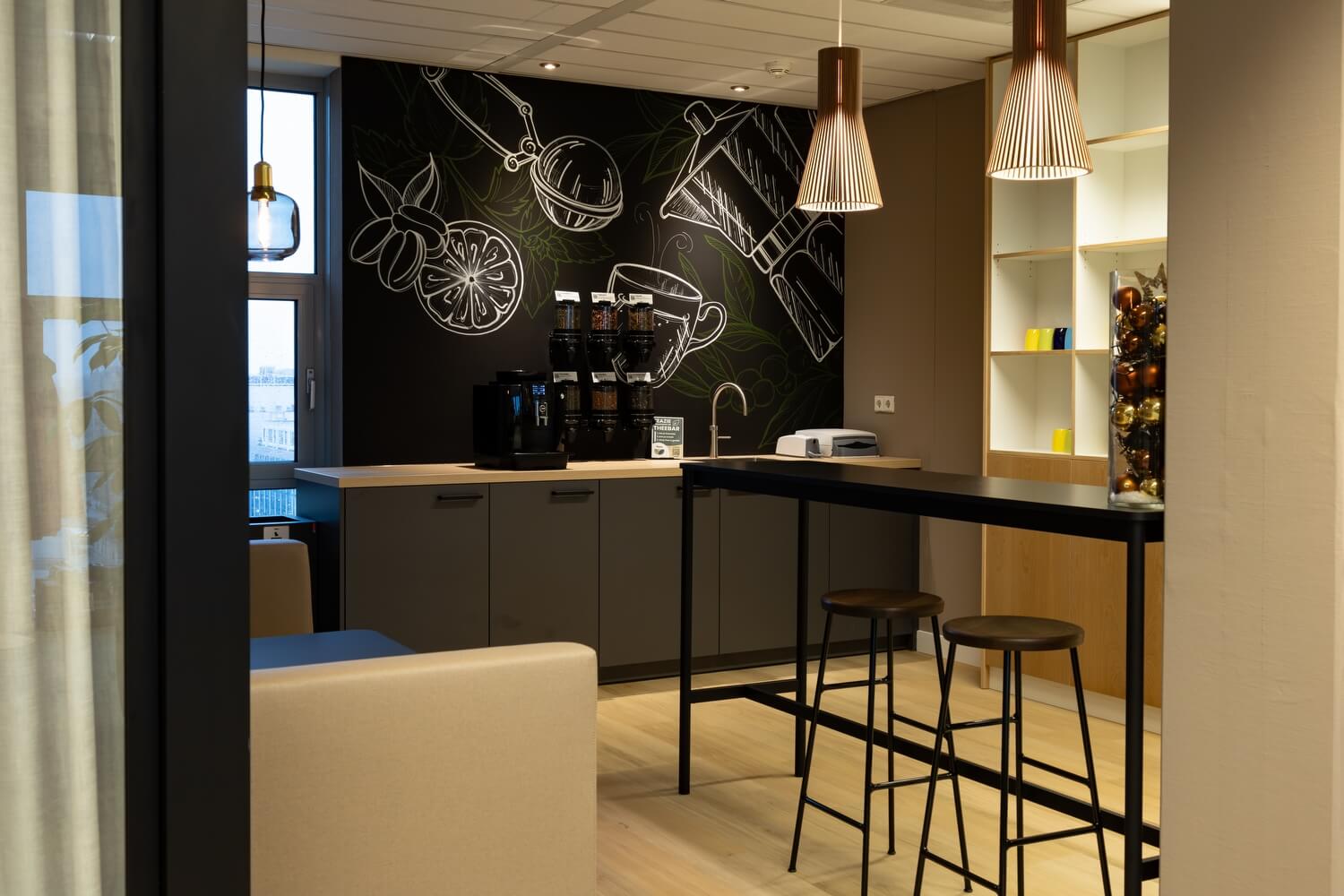 <p>Op de 3 etages van de rijkshub zijn pantry’s met een luxe koffieautomaat en theebar.</p>