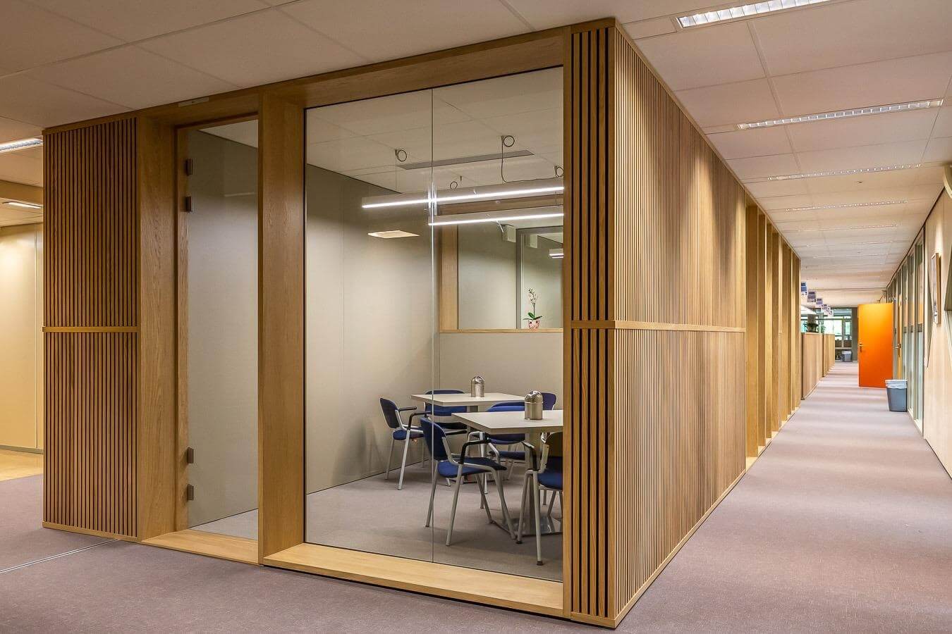 <p>In de afbeelding hiernaast tref je wanden aan die modulair zijn opgebouwd van hsb met isolatie tbv geluid demping. Aan de buitenzijde bekleed met een combinatie van Woodline accoustic type DS en Eiken watervast gefineerd mdf 19mm en 39mm.</p>