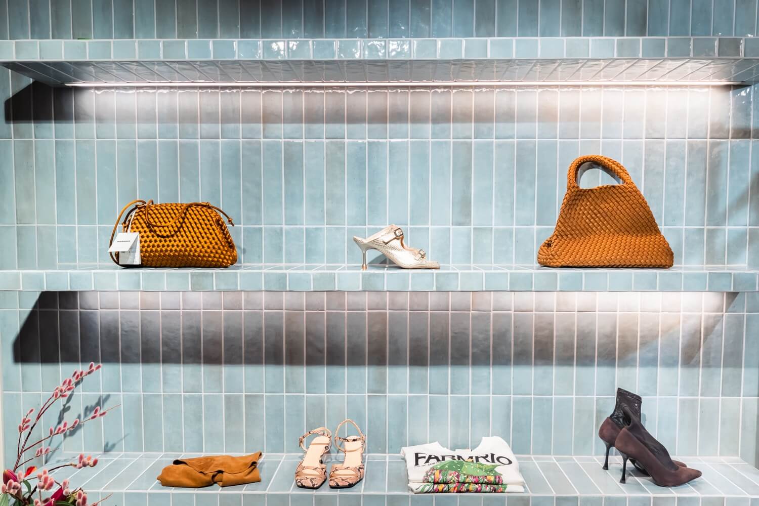 <p>Zola NEXT Door - verbouwing winkel</p>
<p>Ontwerp: Atelier ND interior office<br />voorzetwanden met planken en ledverlichting inclusief tegelwerkzaamheden.</p>