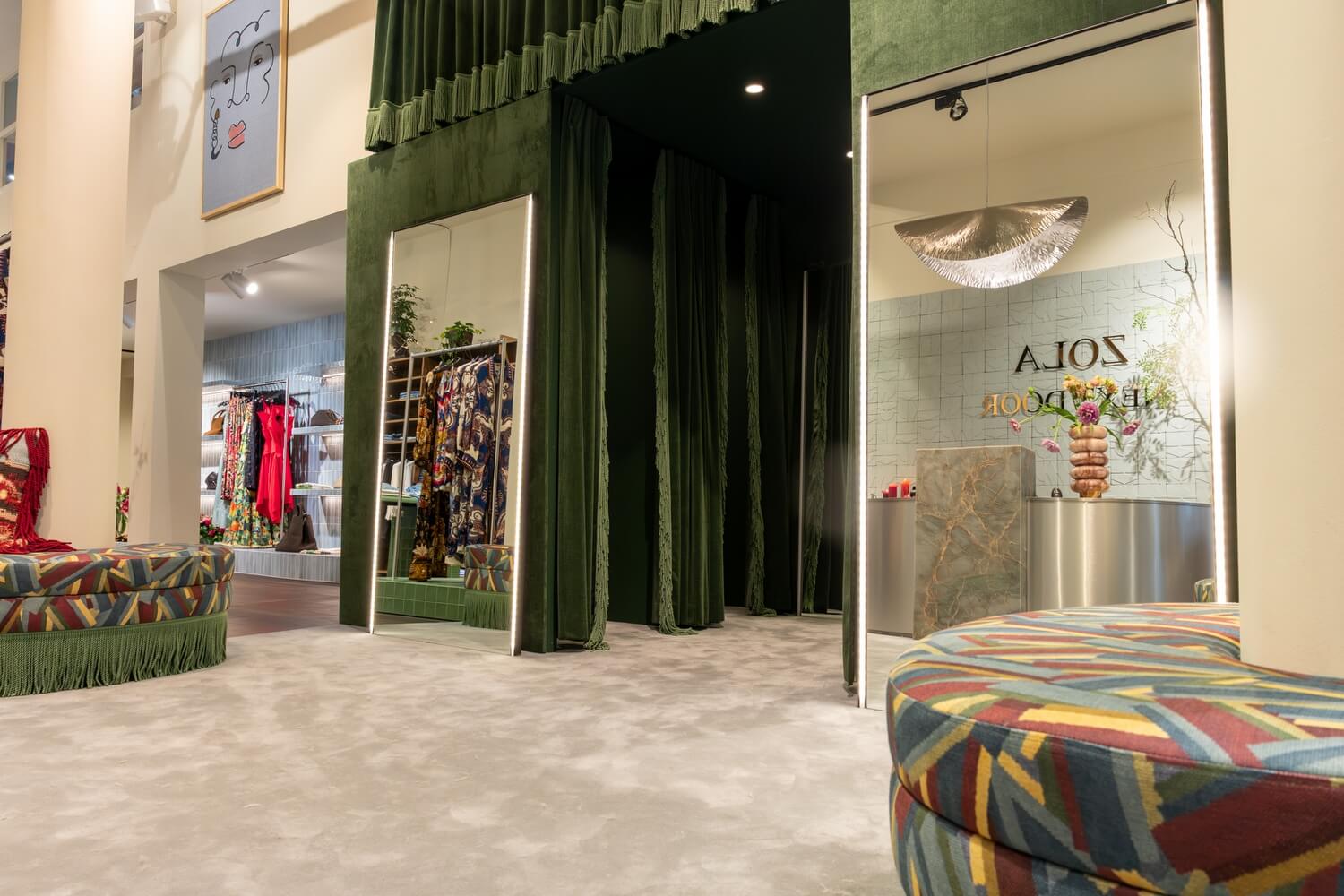 <p>Paskamer wanden, spiegels en panelen. </p>