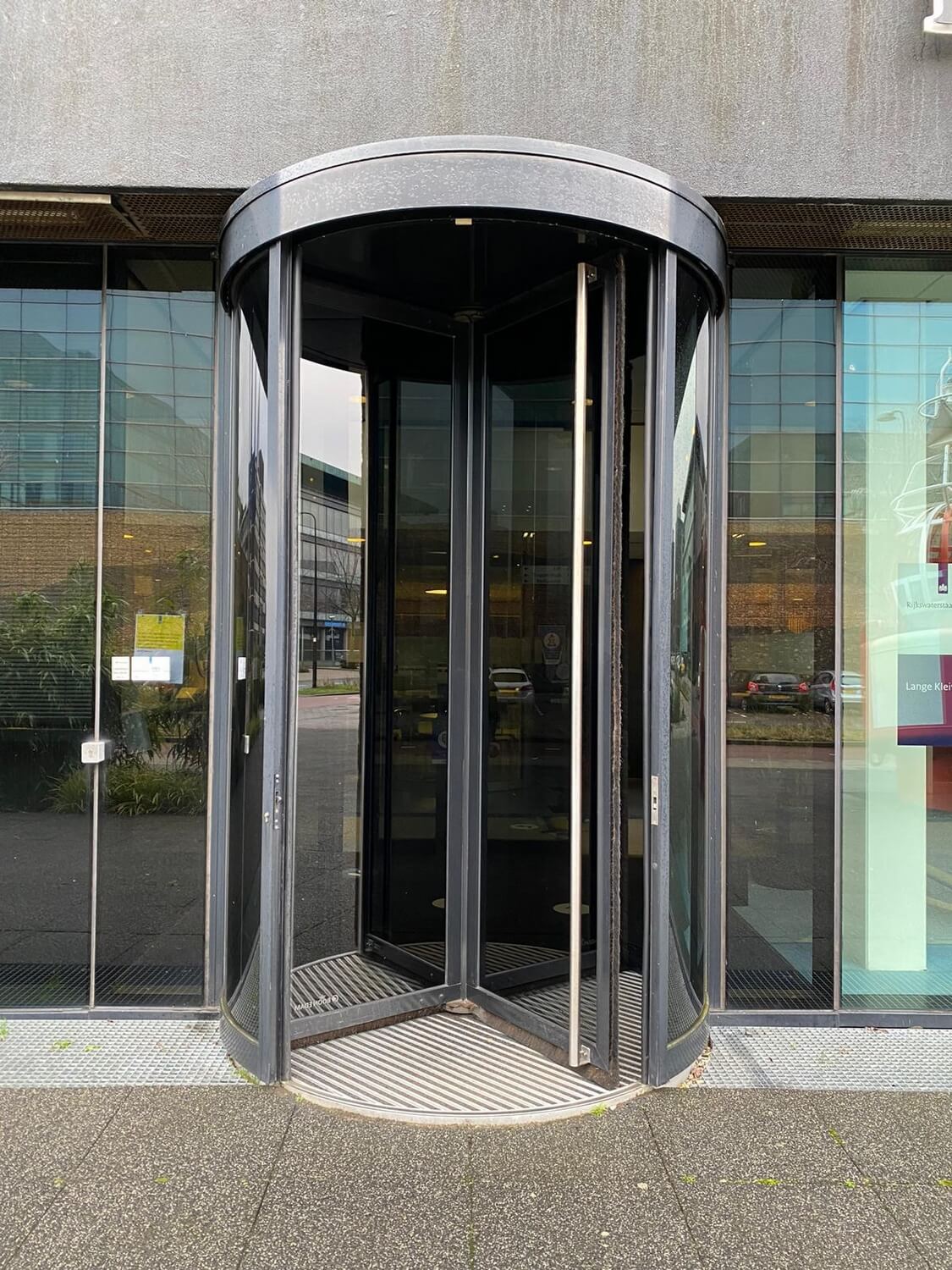 <p>Het realiseren van een nieuwe gietvloer en nieuwe plafond. </p>